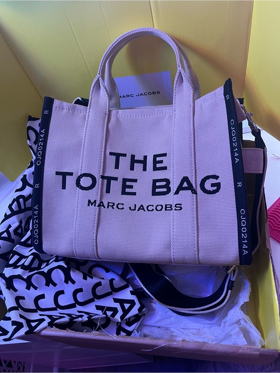 Marc Jacobs Handbags - Marc Jacobs Medium Tote Bag in tan & black